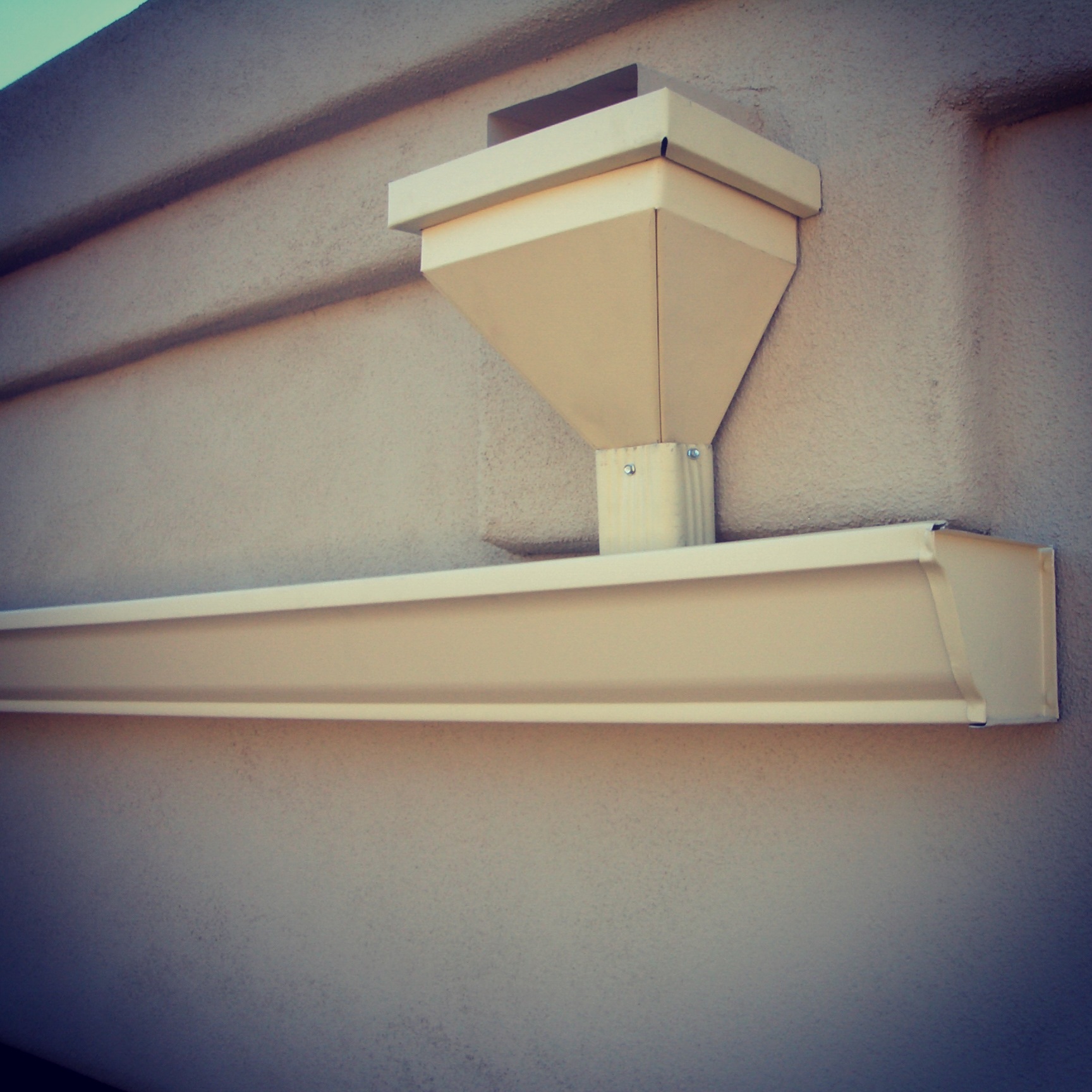 Seamless gutters in Arizona: Leader heads, scupper buckets, rain barrels. Competitive prices. Low cost.